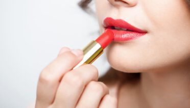 Perfecte kleuren lippenstift voor blondines en brunettes. Check ze zelf!