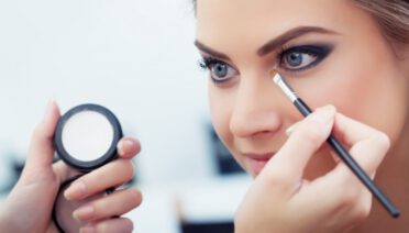 We gaan make-up laten doen! Hoe bereid je je huid voor en wat zeg je tegen een visagist?